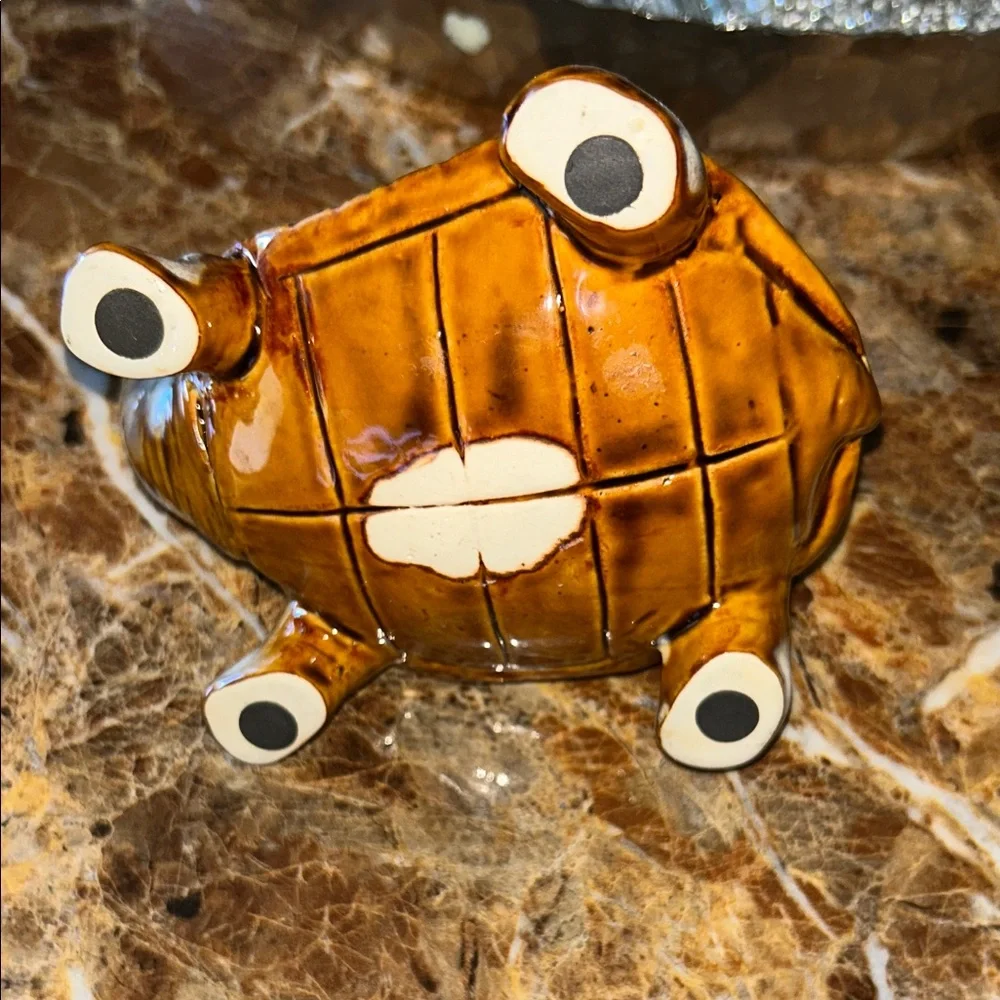 Vintage Ceramic Turtle Trinket Box.3.5 tall